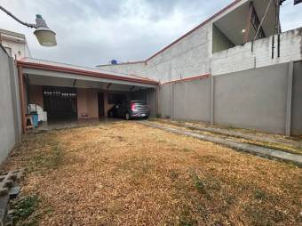 Se vende espaciosa casa con amplio patio en Heredia 23-2610