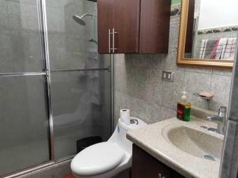 Se vende moderna y espaciosa casa con patio en condominio de San Pablo de Heredia 23-1610