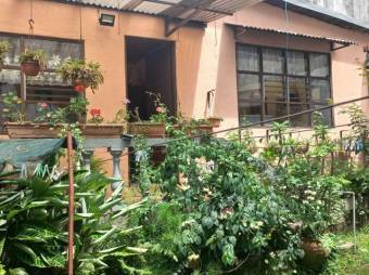 Se vende espaciosa casa con patio y terraza en Heredia Centro 24-736