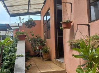 Se vende espaciosa casa con patio y terraza en Heredia Centro 24-736