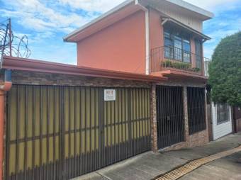 Se vende espaciosa casa con patio y terraza en Heredia Centro 24-736