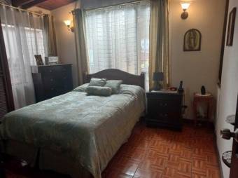 Se vende espaciosa casa con patio y terraza en Heredia Centro 24-736