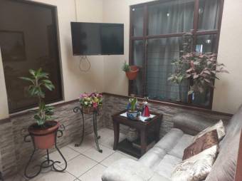 Se vende espaciosa casa con patio y terraza en Heredia Centro 24-736