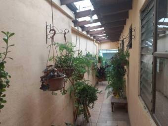 Se vende espaciosa casa con patio y terraza en Heredia Centro 24-736