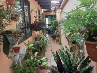 Se vende espaciosa casa con patio y terraza en Heredia Centro 24-736