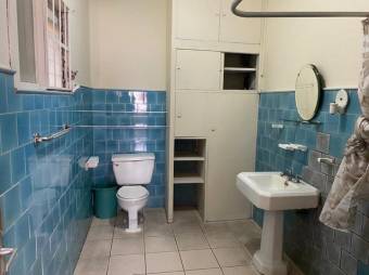 Se vende amplia casa junto con 2 apartamentos en Uruca de san José 24-405