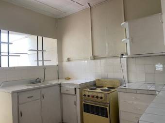 Se vende amplia casa junto con 2 apartamentos en Uruca de san José 24-405