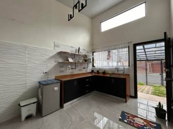 Se vende moderna casa a estrenar con uso de suelo mixto en Santiago de San Rafael 24-819