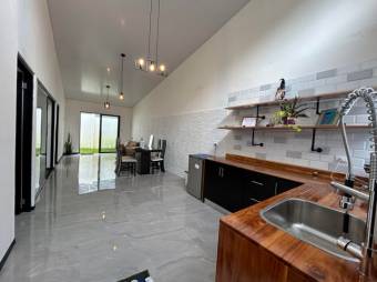 Se vende moderna casa a estrenar con uso de suelo mixto en Santiago de San Rafael 24-819