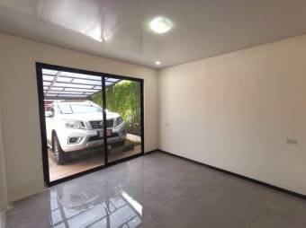 Se vende moderna casa a estrenar con uso de suelo mixto en Santiago de San Rafael 24-819