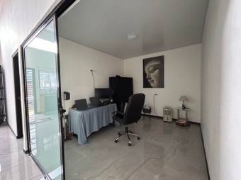 Se vende moderna casa a estrenar con uso de suelo mixto en Santiago de San Rafael 24-819