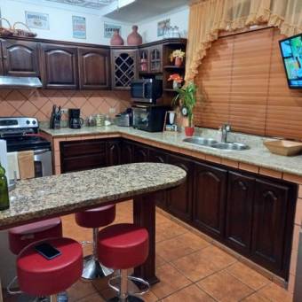 Se vende espaciosa casa en Mercedes norte de Heredia 23-2463