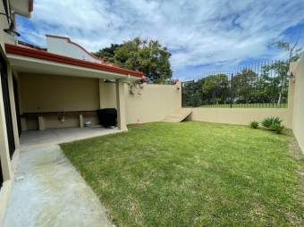 Se vende moderna y espaciosa casa con patio en San Antonio de Belén 22-2713 