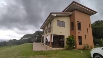 Se vende casa con amplio lote de mas de 7000m2 en Concepción de San Rafael 23-409