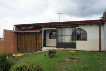 Se vende espaciosa casa con amplio terreno de 773m2 en San Rafael de Heredia 23-1609