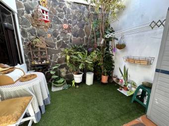 Se vende espaciosa casa para inversión en condómino de San Francisco de Heredia 23-2153