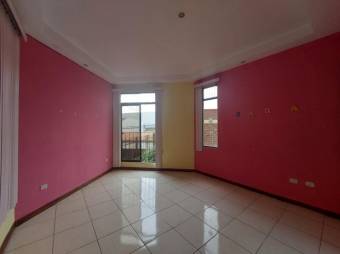 Se vende espaciosa casa con patio y terraza en freses de Granadilla 24-1364