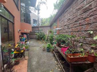 Se vende espaciosa casa con patio y terraza en freses de Granadilla 24-1364