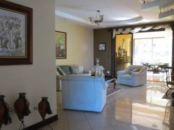 Se vende moderna casa con terraza y piscina en La Asunción de Belén 23-2782