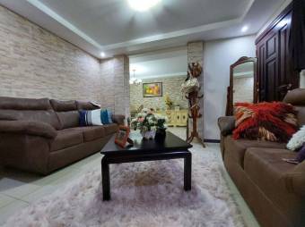 Se vende espaciosa casa con patio y terraza en Ulloa de Heredia 24-803