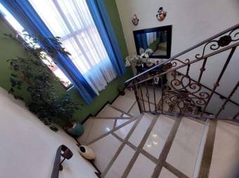 Se vende espaciosa casa con patio y terraza en Ulloa de Heredia 24-803