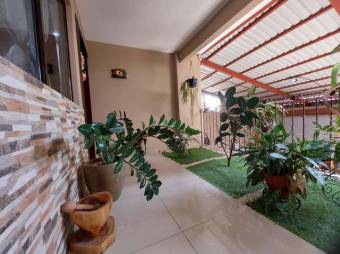 Se vende espaciosa casa con patio y terraza en Ulloa de Heredia 24-803