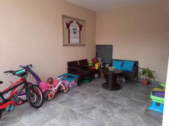 Se vende espaciosa casa de 2 niveles con balcón en Rohrmoser 24-60