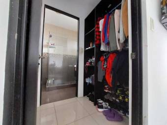 Se vende espaciosa casa de 2 niveles con balcón en Rohrmoser 24-60