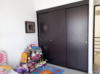 Se vende espaciosa casa de 2 niveles con balcón en Rohrmoser 24-60