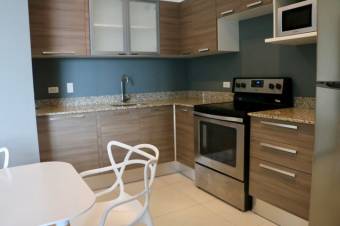 Se vende moderno y espacioso apartamento con amplio jardín en Ulloa de Heredia 24-242