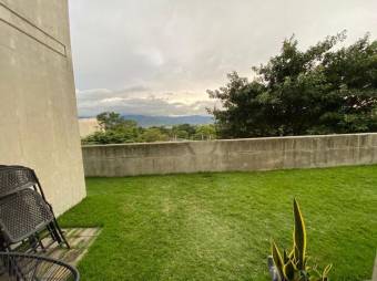 Se vende moderno y espacioso apartamento con amplio jardín en Ulloa de Heredia 24-242