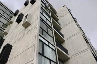 Se vende moderno y espacioso apartamento con amplio jardín en Ulloa de Heredia 24-242