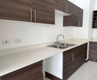 Apartamento a la venta en condominio ubicado en Santa Ana.