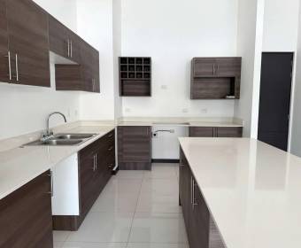 Apartamento a la venta en condominio ubicado en Santa Ana.