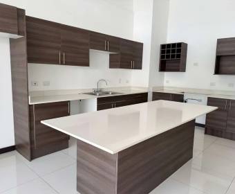 Apartamento a la venta en condominio ubicado en Santa Ana.