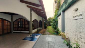 Se vende moderna casa con piscina en Freses Curridabat 25-914 Se vende moderna casa con piscina en Freses Curridabat 25-914
