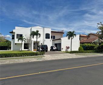 Casa a la venta en Valle del Sol en Santa Ana.