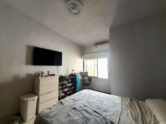 Se vende espaciosa casa en condominio de Ulloa Heredia 25-1446