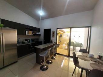 Se vende espaciosa casa en condominio de Ulloa Heredia 25-1446