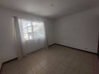 Se alquila apartamento con patio frente a hospital metropolitano Pozos Santa Ana 25-1446