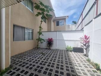 Se alquila apartamento con patio frente a hospital metropolitano Pozos Santa Ana 25-1446