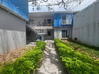 Se alquila apartamento con patio frente a hospital metropolitano Pozos Santa Ana 25-1446