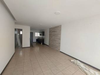 Se alquila apartamento con patio frente a hospital metropolitano Pozos Santa Ana 25-1446