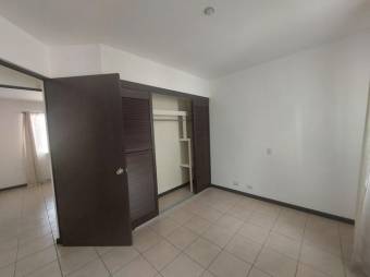 Se alquila apartamento con patio frente a hospital metropolitano Pozos Santa Ana 25-1446