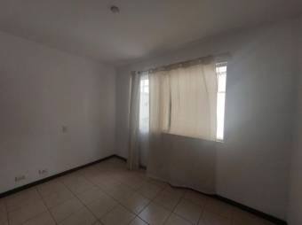 Se alquila apartamento con patio frente a hospital metropolitano Pozos Santa Ana 25-1446