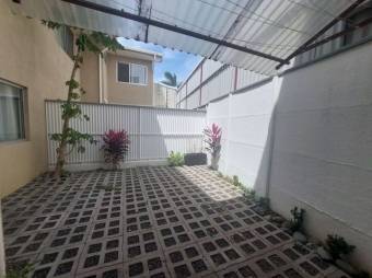 Se alquila apartamento con patio frente a hospital metropolitano Pozos Santa Ana 25-1446