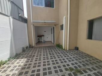 Se alquila apartamento con patio frente a hospital metropolitano Pozos Santa Ana 25-1446