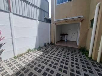 Se alquila apartamento con patio frente a hospital metropolitano Pozos Santa Ana 25-1446