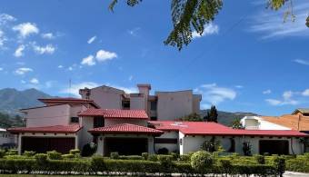 Versatile Investment Opportunity Main Residence & 2 Apartments 