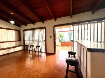 Versatile Investment Opportunity Main Residence & 2 Apartments 